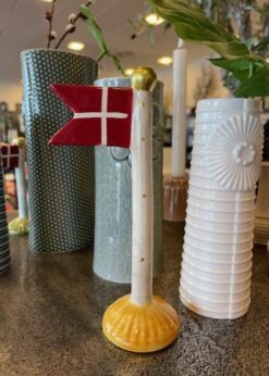 Speedtsberg Stort Flag Med Cremefarvet Stang Og Gul Fod
