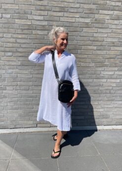 Tiffany Hør Kjole I Hvid Og Depeche Taske