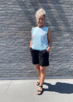 Tilde Top I Lyseblå Fra Numph Og Freequent Shorts