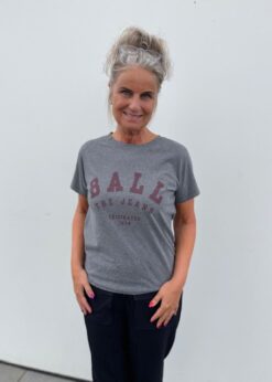 Bamaldini Ball T Shirt Grå Med Bordeaux Skrift