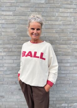Beige Ball Sweat Med Rød Skrift