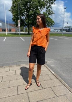 Continue Orange Lily Top Og Sorte Freequent Shorts