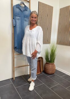 Marta Caterina Bluse I Hvid Og Red Button Buks