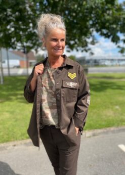 Marta T Shirt I Camouflage Og Brun Millie Jakke