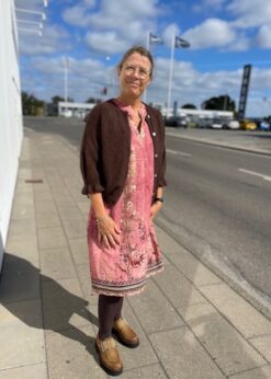 Brun Juliana Cardigan Og Gildie Kjole Fra Marta