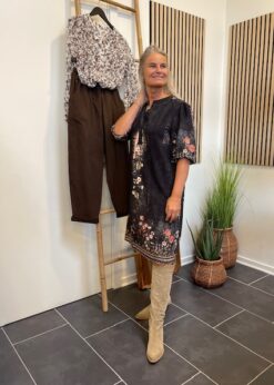 Bukela Støvle Lang Beige Og Goldie Kjole Fra Marta