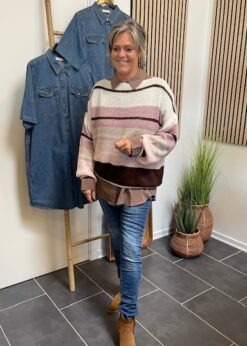 Cumbana Strik Fra Sorbet Og Brun Skjorte Fra Soft Rebels Og Marta Jeans