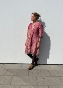 Marta Goldie Kjole I Gammelrosa Print Og Bukela Sko