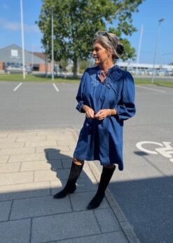 Nikelas Denim Kjole Fra Part Two Og Sort Bukela Støvle