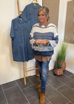Sorbet Cumbana Strik I Blå Farver Og Brun Skjorte Fra Soft Rebels Og Jeans Fra Marta