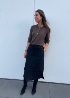 Brun Naima Strik Fra Continue Og Sort Nederdel I Ruskind Fra BTF CPH