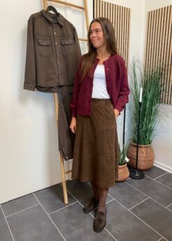 Brun Nederdel I Ruskind Fra BTF Og Cardigan Fra Freequent