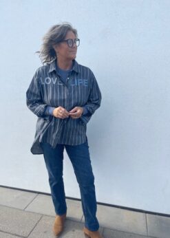 Costa Mani Letters Skjorte Og Red Button Camilla Jeans