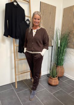 Marta Brun Cardigan Og Freequent Bluse Og Brun Nanni Buks