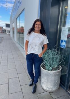 Marta Jeans Og Hvid Japa T Shirt Fra PBO