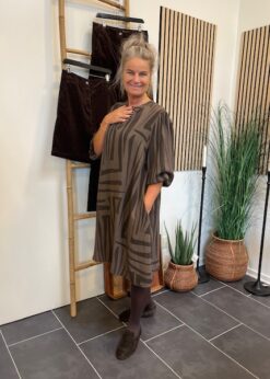 Vanting Kjole I Brune Farver Og Brune Loafers Fra Billi Bi