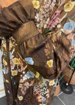 Acorn Kjole Brun Med Blomsterprint Fra Marta