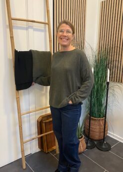 BTF Armygrøn Cashmere Strik Og Red Button Jeans