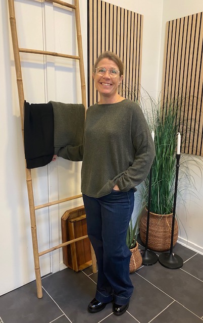 BTF Armygrøn Cashmere Strik Og Red Button Jeans