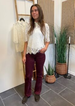 Continue Paloma Lace Bluse Og Red Button Bibette Buks I Bordeaux Fløjl