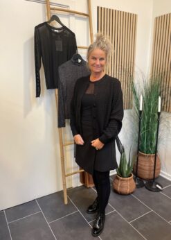 Freequent Jazz Cardigan I Sort Og Inwear Nederdel