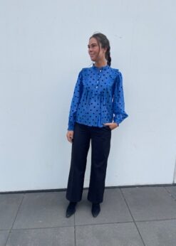 Love & Divine Sort Buks Med Glimmer Og Blå Silke Dot Bluse Fra Continue