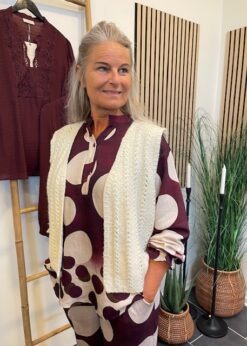 Marta Bluse Med Prikker Og Numph Miki Vest