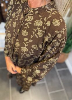 Marta I Brun Guld Print