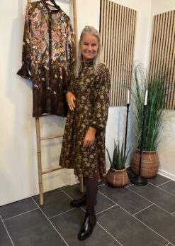 Marta Kjole I Brun Gold Print Og Billi Bi Støvler