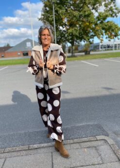 Marta Sæt Brunt Med Offwhite Prikker Og Marta Valley Vest