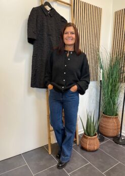 Red Button Conny Jeans Og Sort Louisa Cardigan Fra Freequent