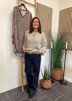 Sandfarvet Louisa Cardigan Og Conny Jeans Fra Red Button