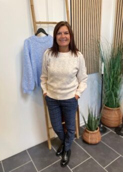 Sevolin Strik I Beige Og Blå Ternet Buks