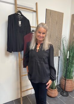 Sort Shu Bluse Med Blondekant Fra Freequent
