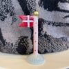 Speedtsberg Lille Flag Lyserød Stang Med Røde Prikker Og Lyseblå Fod