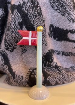 Speedtsberg Stort Flag Lyseblå Stang Med Prikker Og Creme Fod
