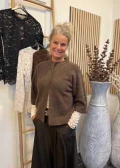 Brun Continue Anna Knit Og Marta Blonde Bluse