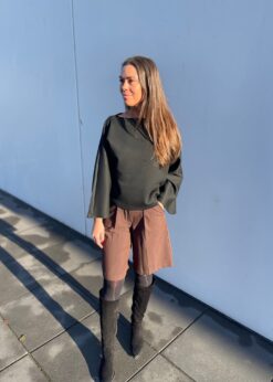 Continue Sort Lauren Bluse Og Love & Divine Brune Shorts