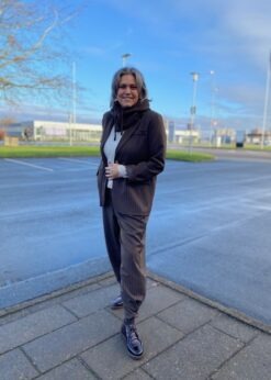 Marta Brun Stribet Jakkesæt