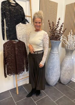 Marta Milley Offwhite Blondebluse Og Co Couture Nederdel