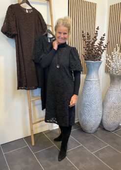 Marta Yuna Blondekjole Sort Og Sort Bukela Støvle