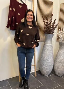 Mørkebrun Clover Strik Med Hjerter Fra Marta Og Poline Jeans Fra Pieszak