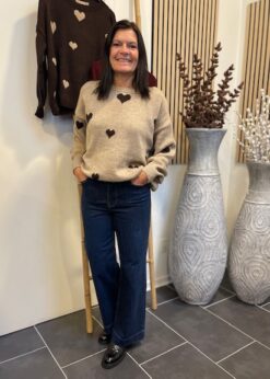 Sandfarvet Clover Strik Med Hjerter Fra Marta Og Numph Jeans