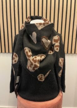 Three M 3 Kantet Tyk Tørklæde Sort Med Hjerter