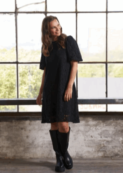 Yuna Blonde Kjole I Sort Fra Marta