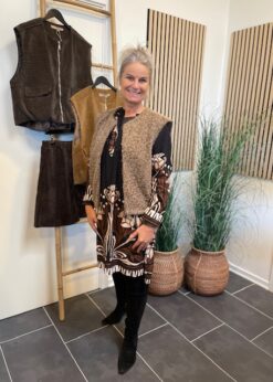 Brun Capella Vest Og Capri Kjole Fra Marta