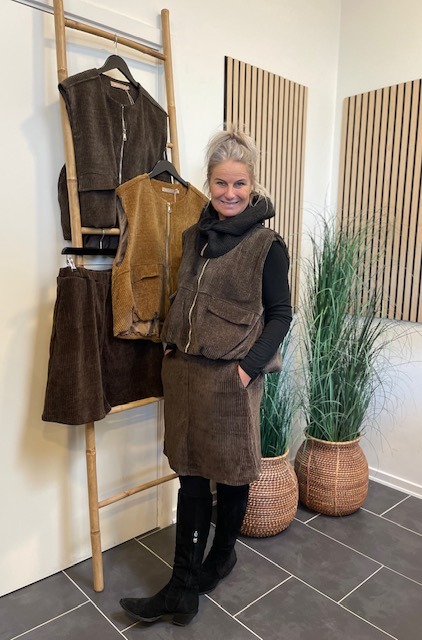 Brun Nederdel Og Vest I Fløjl Fra Marta