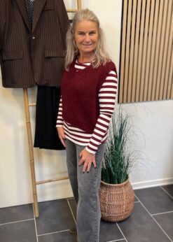 Marta Bordeaux Marlene Vest Og Begonia Bluse Og Numph Paris Jeans