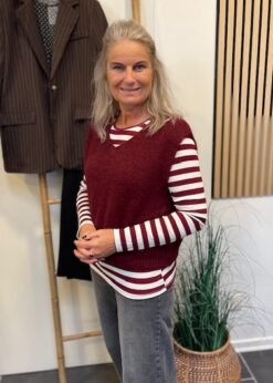 Marta Bordeaux Stribet Bluse Og Bordeaux Marlene Vest