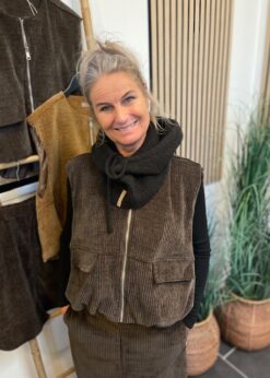 Marta Brun Freja Vest Og Sort Marta Balaclava